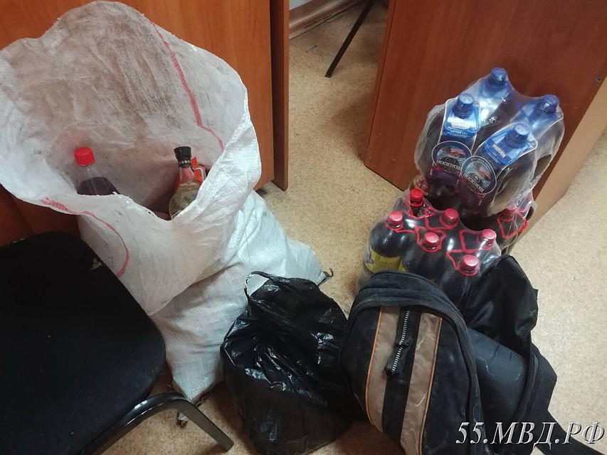 В Омске семья ночью обокрала магазин, но забыла в нем сына