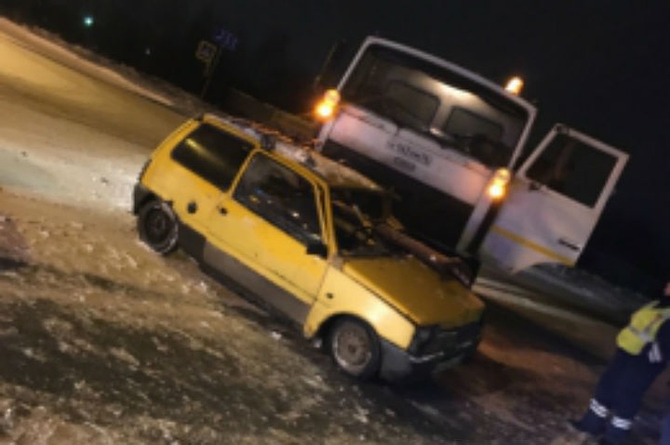 В Ярославской области столкнулись ВАЗ-Ока и МАЗ. Фото: МЧС Ярославль.