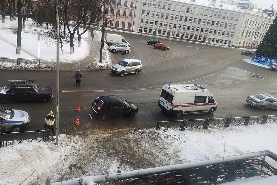 Место аварии из окна дома №9 по улице Советской в Пскове. Фото: Катерина Ли.
