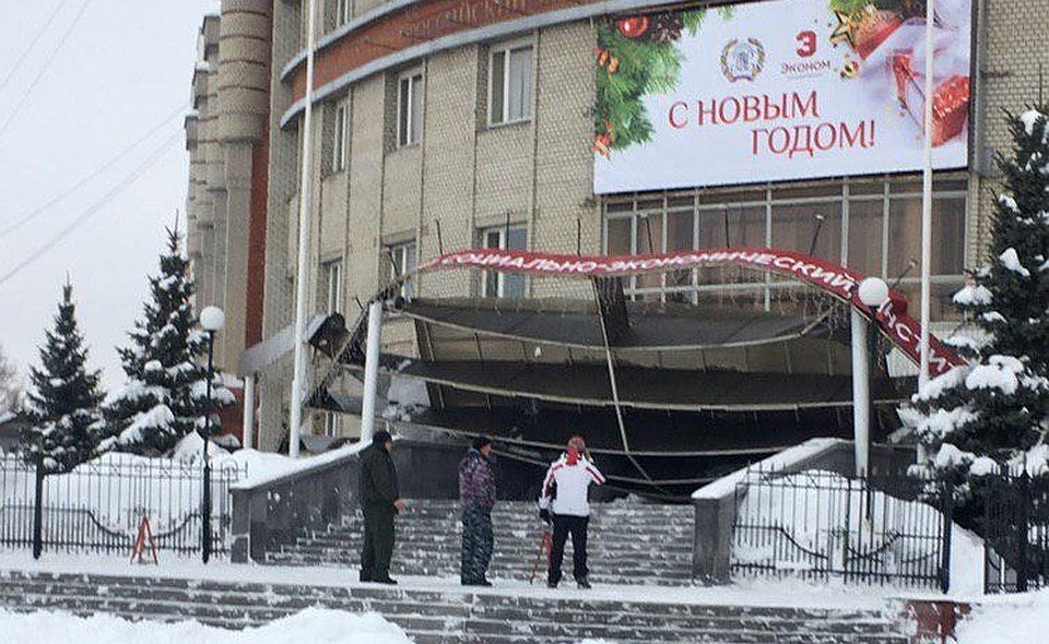Рухнувший козырек. Фото из соцсетей