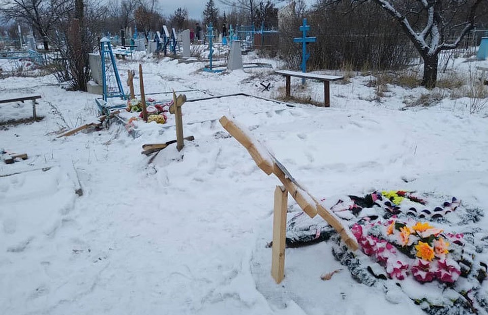 Вандалы сломали деревянные кресты, разбили мраморные памятники и разбросали венки.
