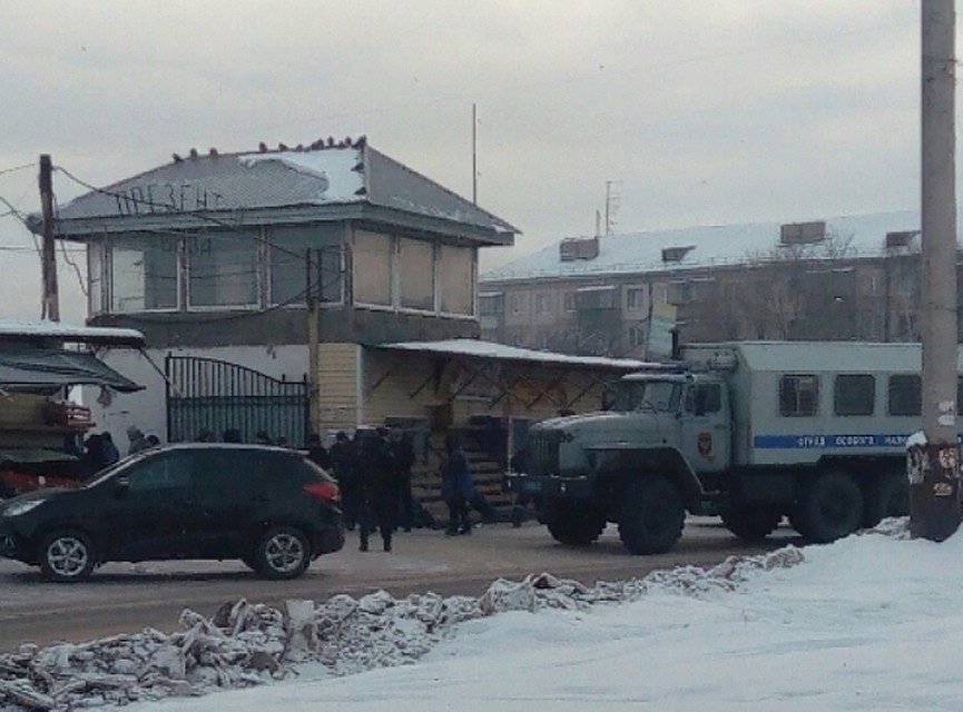 Облава на мигрантов на Зеленом рынке. Фото: Татьяна Ходукина.