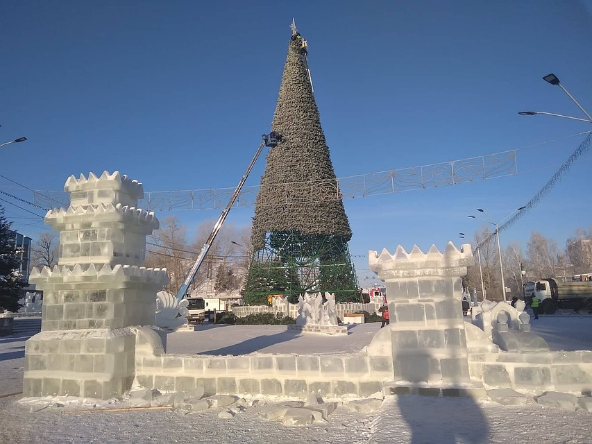 В Барнауле начали демонтировать новогодний городок на площади Сахарова