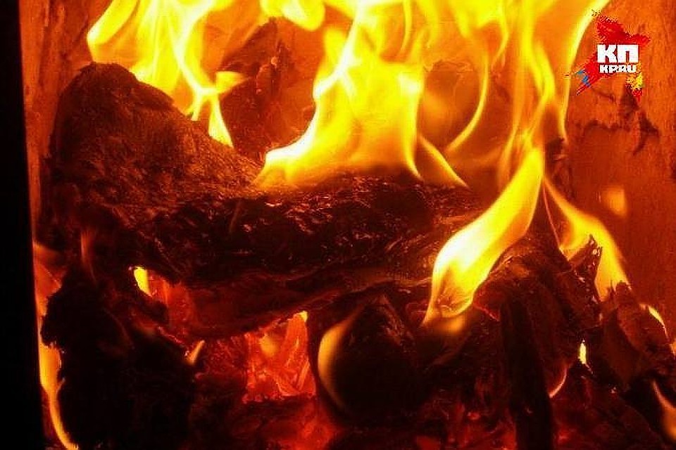 С огнем, который охватил территорию в 100 кв.м, боролись 17 пожарных