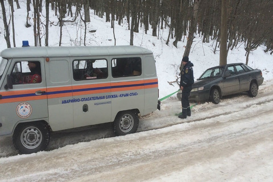 Сотрудники МЧС оперативно оказали помощь автомобилистам. Фото: пресс-служба МЧС РК