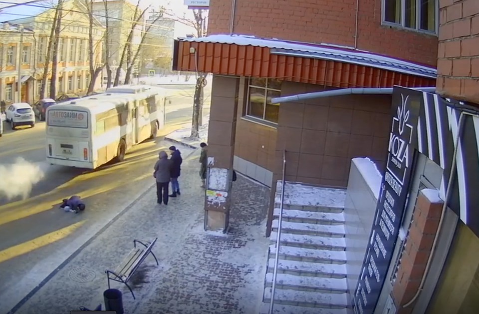 В сети появилось видео, как в Иркутске прохожие спасают пенсионерку, которую переехал автобус. Фото: скрин видео