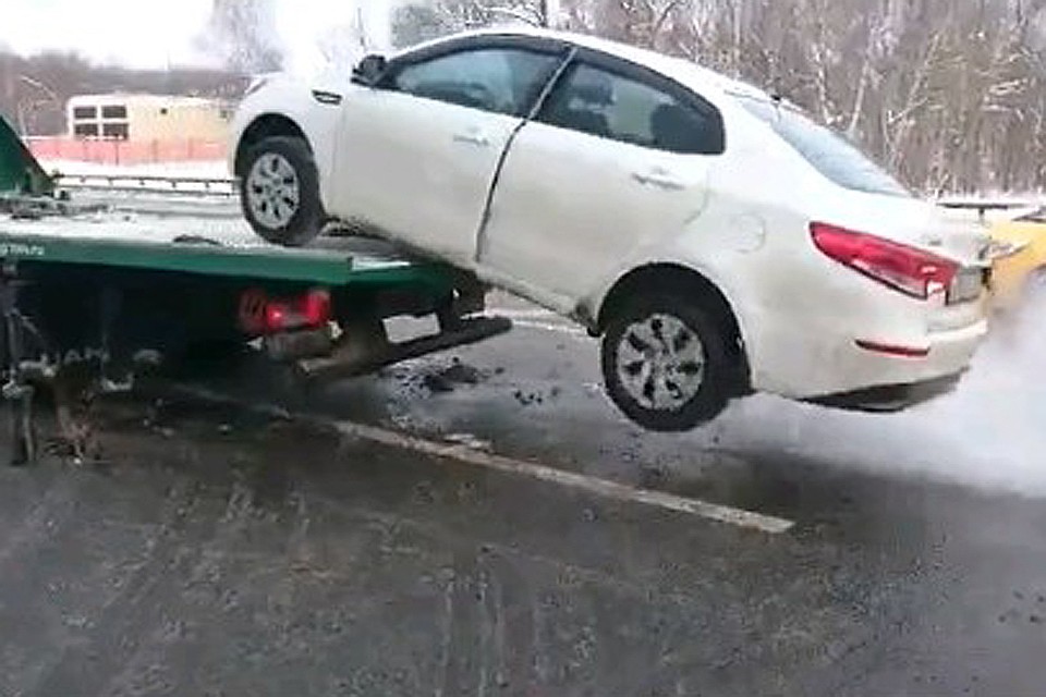Изрядно испортив свой авто, водитель совершил короткий полет с платформы эвакуатора.
