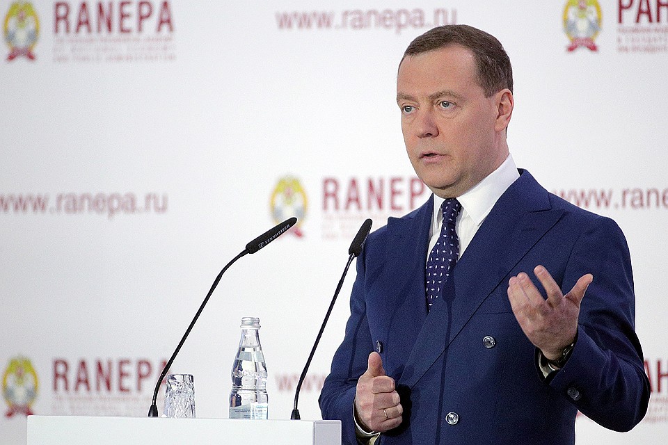 Премьер-министр РФ Дмитрий Медведев на пленарной дискуссии "Национальные цели развития и глобальные тренды" во время 10-го Гайдаровского форума. Фото Сергей Бобылев/ТАСС