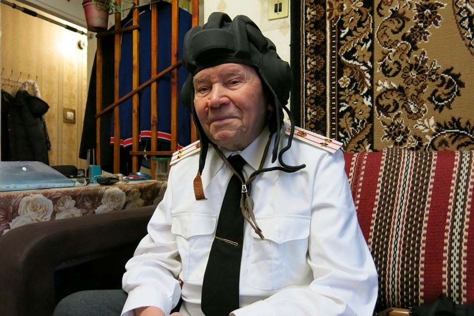 Борис Пирожков служил механиком-водителем танка Т-34, участвовал в штурме Кенигсберга.