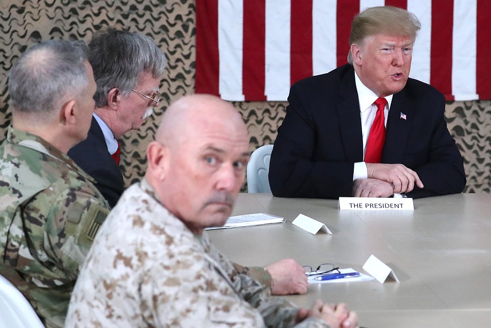 Президент США Дональд Трамп во время визита на авиабазу США Аль-Асад в Ираке