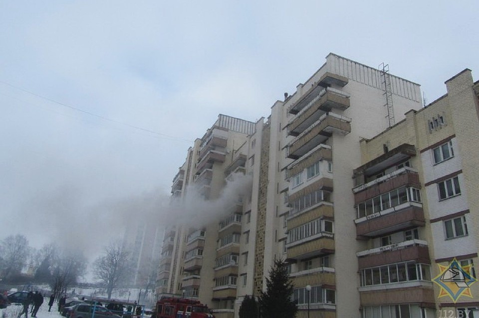 В Гродно при пожаре в многоэтажке спасли 2 человек, 43 эвакуированы. Фото: МЧС