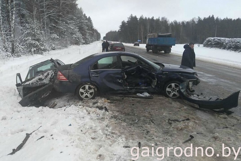 Машина выбила встречное авто на обочину и встала поперек дороги. Фото: ГАИ Гродно.