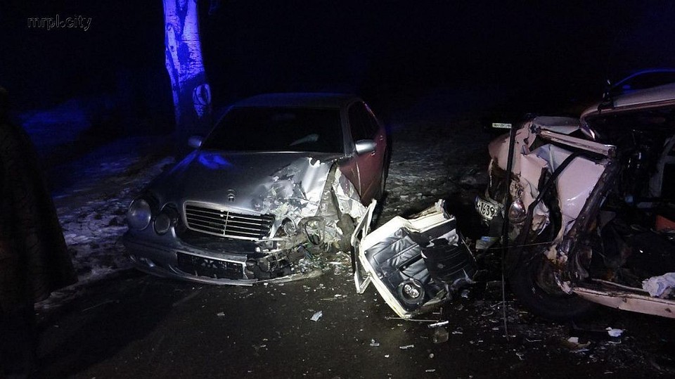 В Мариуполе «поцеловались» мерседес и «копейка». Фото: соцсети