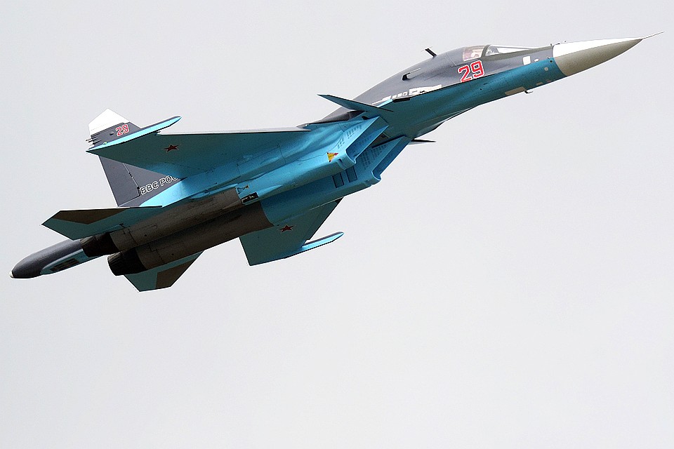 Истребитель-бомбардировщик СУ-34 на 11-м Международном авиационно-космическом салоне "МАКС".