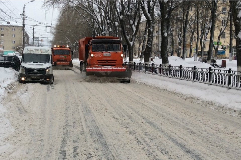 Из-за обильных снегопадов подрядчики вывели на улицы дополнительную технику. Фото: admkirov.ru