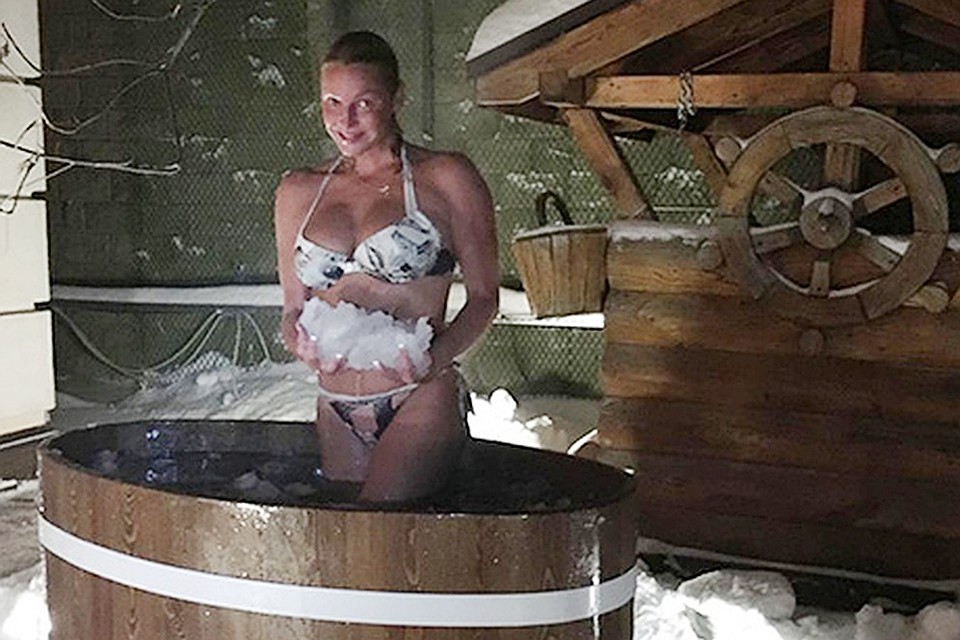 Куда же без Волочковой? Анастасия 20 января отметит своё 43-летие. Накануне именин она всегда погружается в крещенские воды