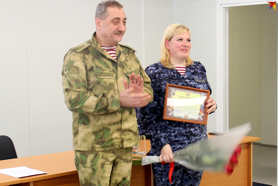 Командующий округом Игорь Голлоев награждает Ольгу Сокольникову.