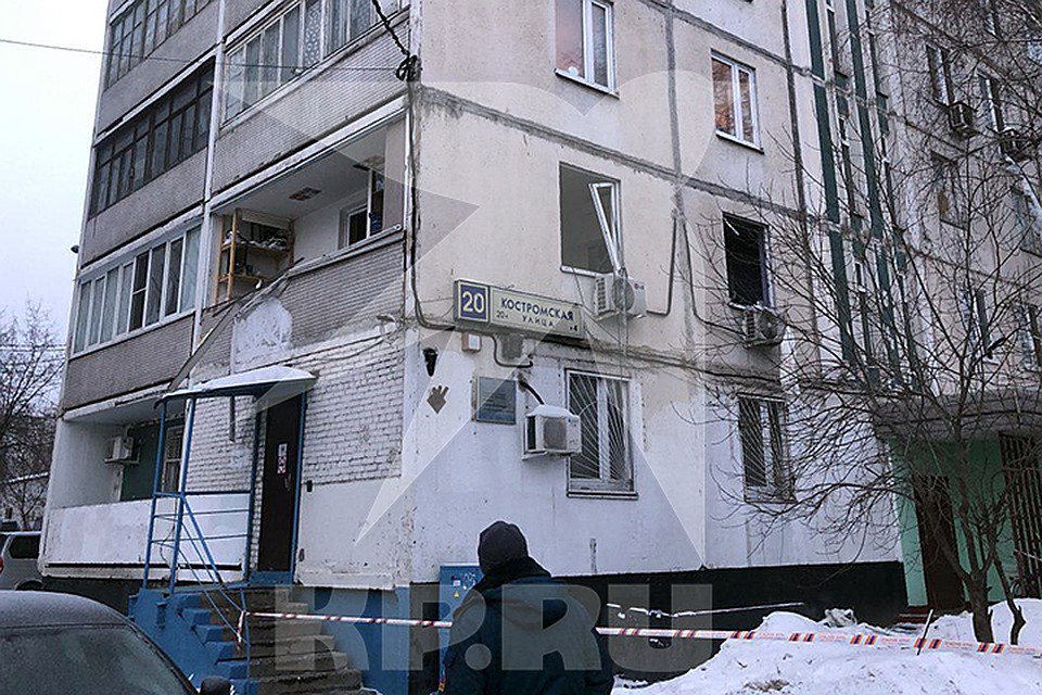 В результате мощного хлопка в квартире на втором этаже вынесло окна