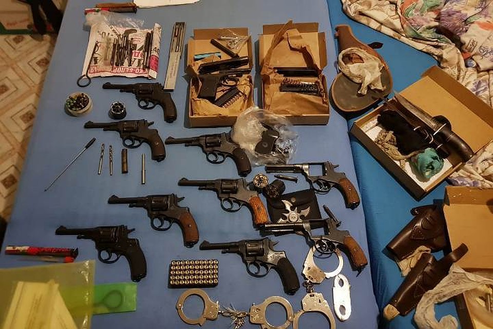 Полицейские изъяли 10 единиц оружия, около двух килограммов взрывчатки и 6,5 тысячи боеприпасов