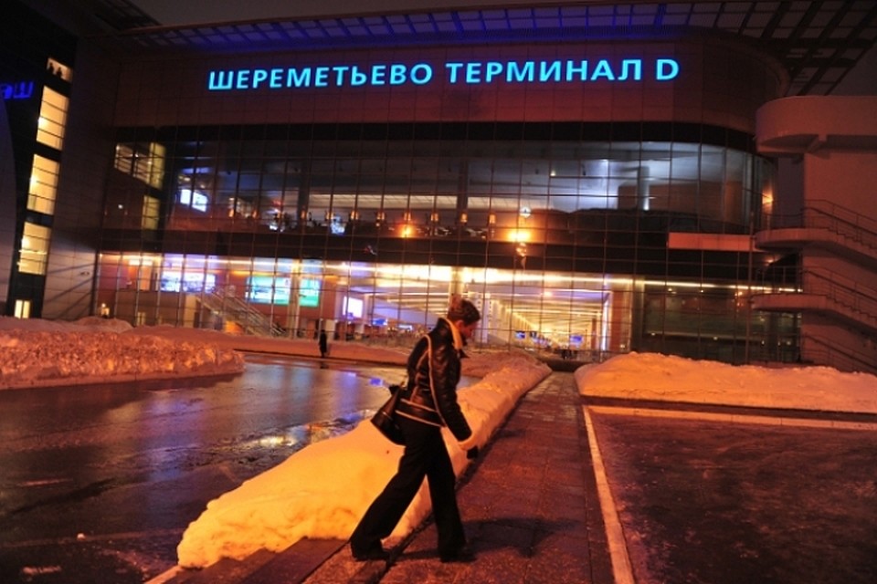 В аэропорту Шереметьево самолет столкнулся с трапом