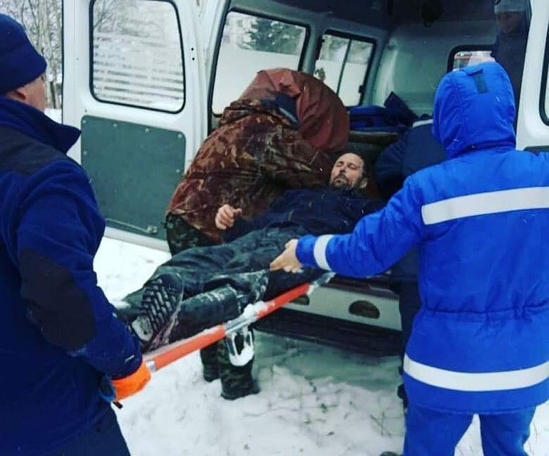 Двоих мужчин передали сотрудникам скорой помощи. Фото: instagram.com/amurskiespasateli
