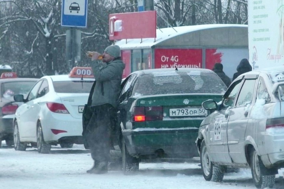 Блогеры совместно с сотрудниками ГИБДД провели эксперимент в Пскове. Фото: пресс-служба УМВД России по Псковской области.