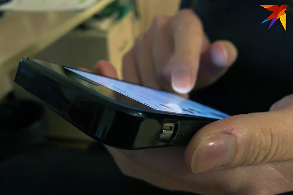 Двое парней пытались украсть мобильный телефон таксиста