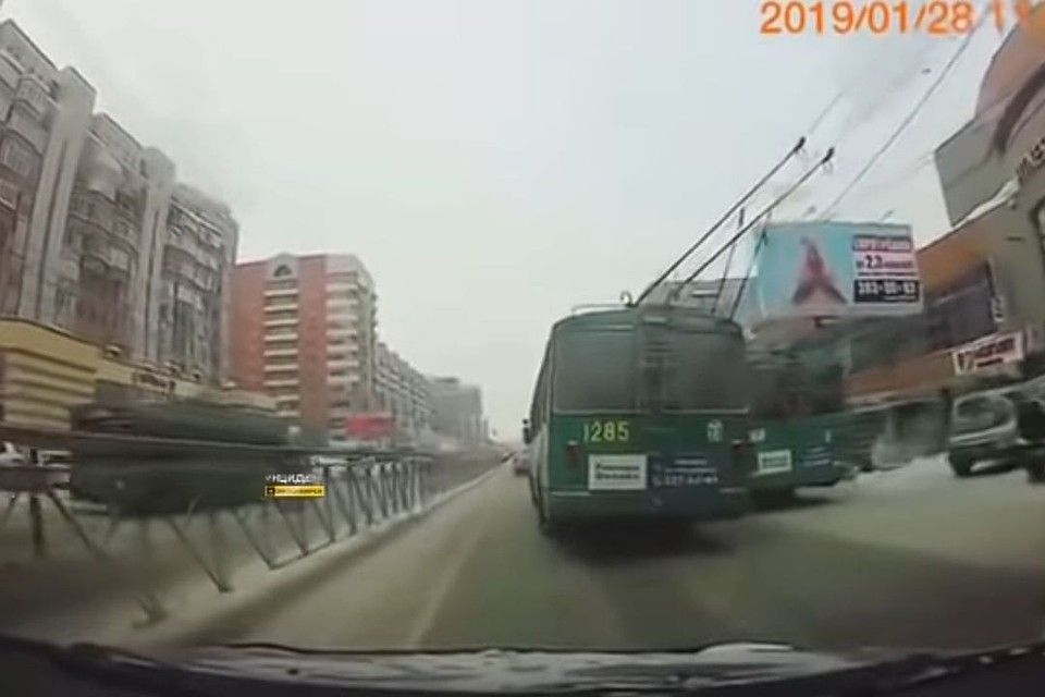 Водители устроили бессмысленную гонку, которая закончилась аварией. Стоп-кадр с видео "Инцидент.Новосибирск".