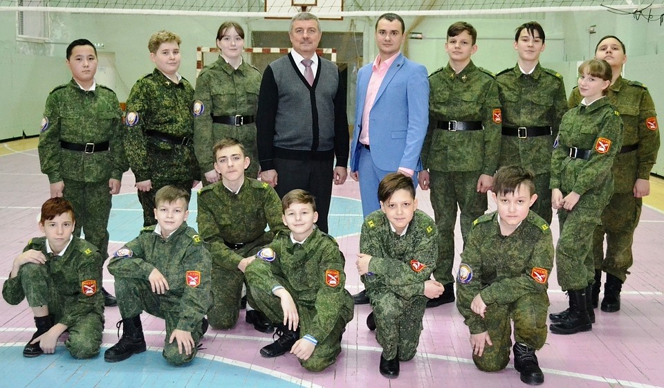 В Надыме полицейские учат школьников из кадетского класса не бояться армейской жизни Фото: nadymregion.ru