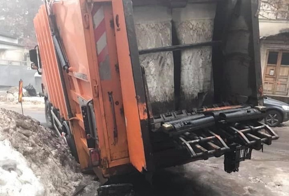 Мусоровоз провалился в яму в центре Кишинева. Фото: facebook.com/bagasmihail