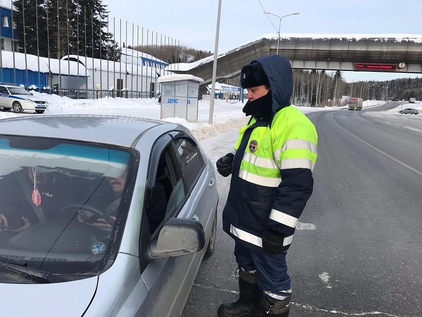 Тюменским автомобилистам из-за морозов рекомендуют отложить дальние поездки. Фото ГИБДД Тюменской области