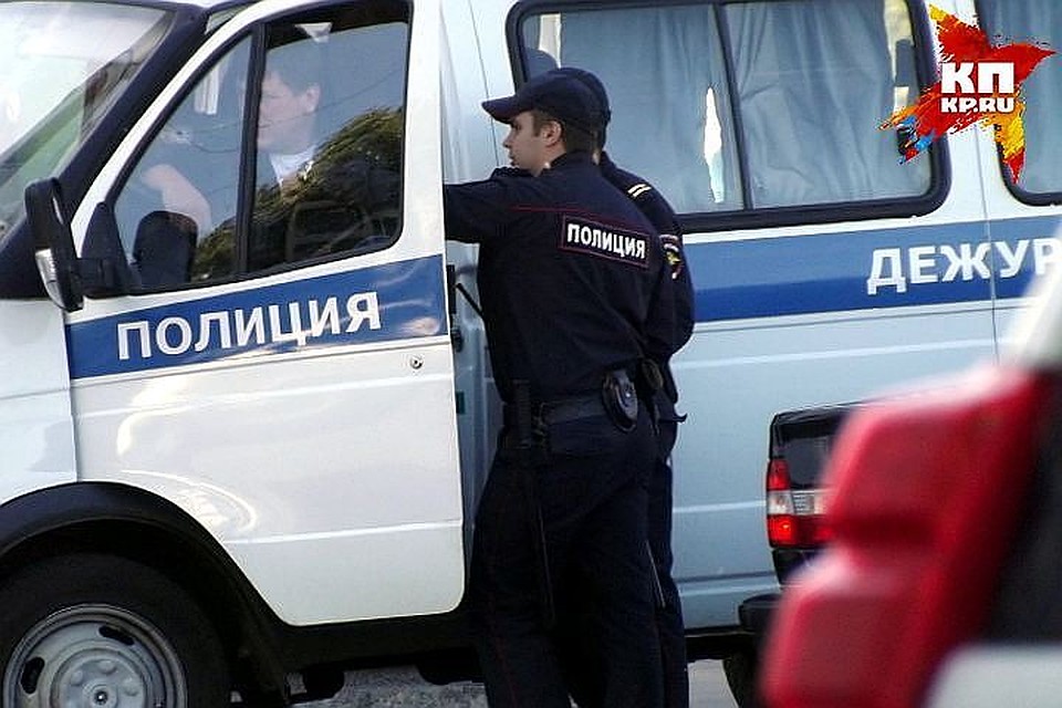 Стражи порядка надели на дебошира наручники, а тот разозлился