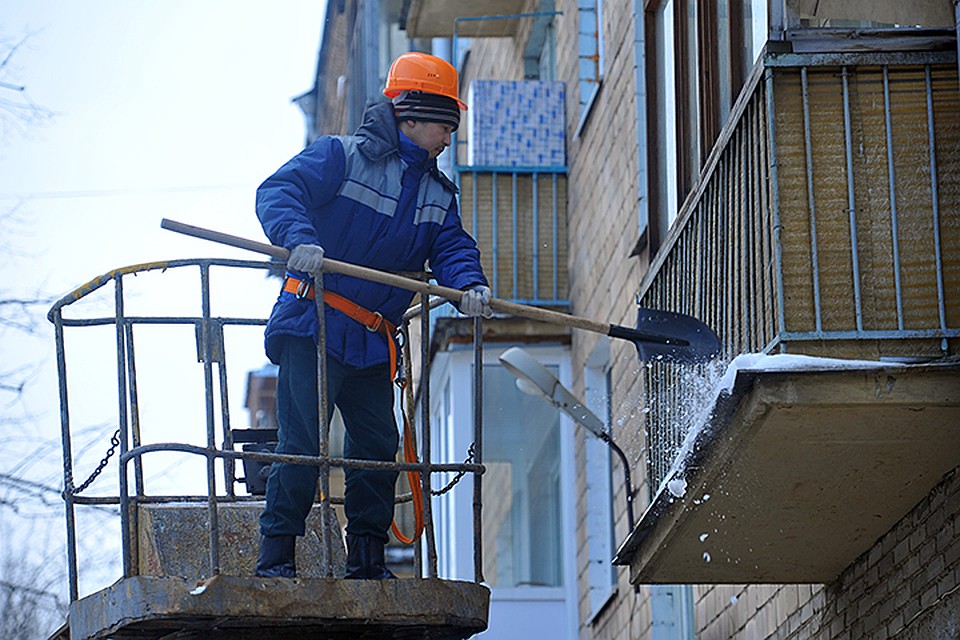 Здания приводят в порядок около 10 тысяч кровельщиков и 250 автовышек