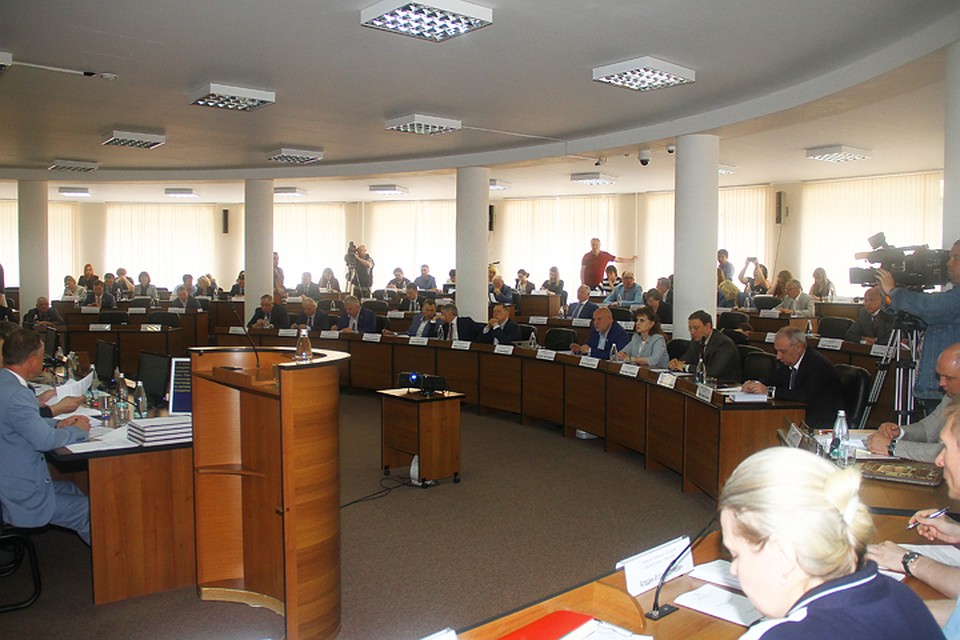 Ряды нижегородских депутатов стремительно редеют.
