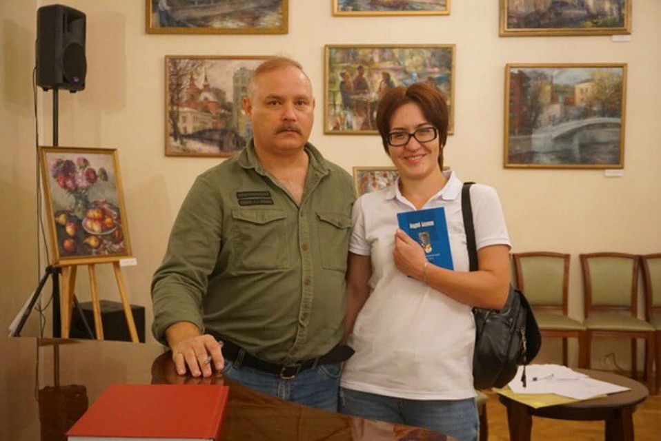 Андрей Белянин на одной из своих встреч с читателями. Фото: vk.com/skiminok_ru.