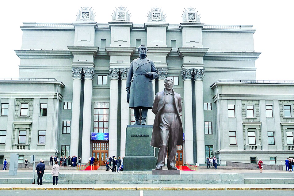 Кому же на самое место на главной площади города?