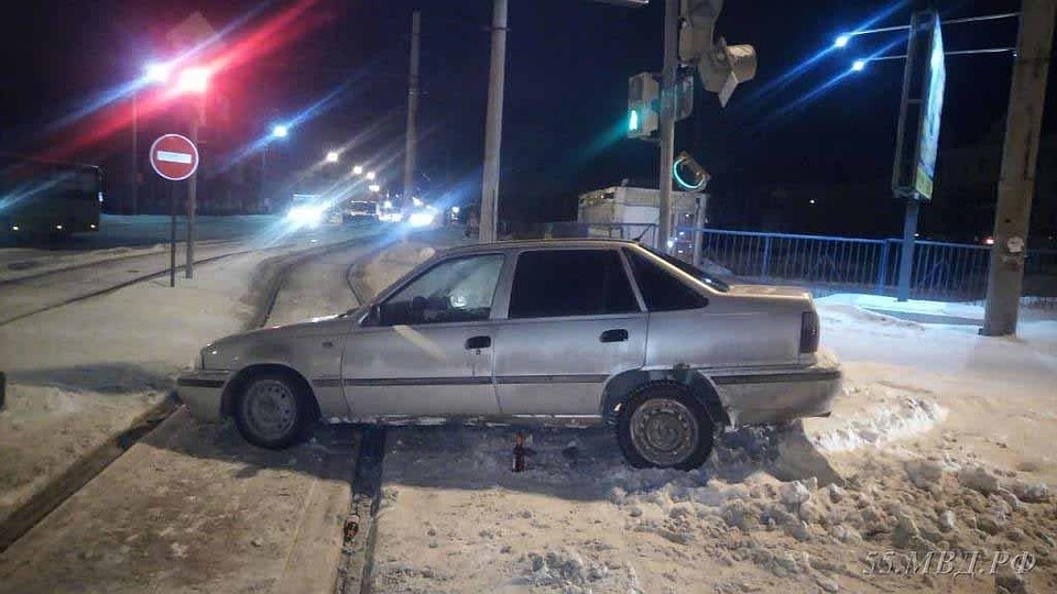 Парни из поселка угнали машину, уехали на ней в Омск и врезались в светофор