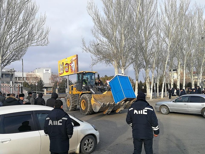 Люди стоят уже больше двух часов, пока спецслужбы ищут бомбу