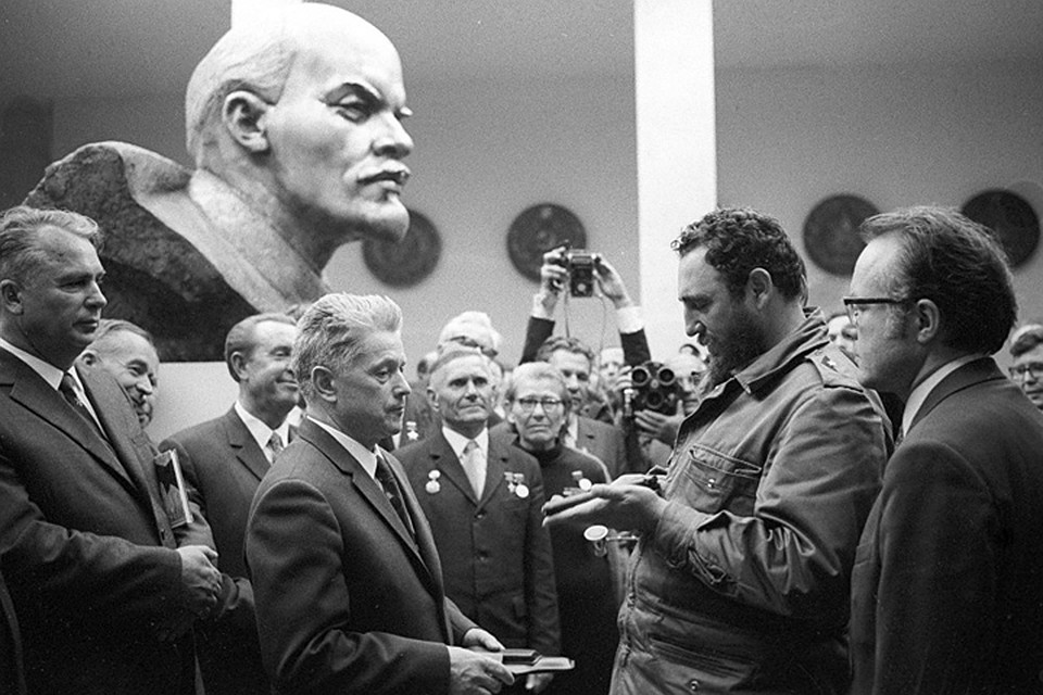 Пистолет ТТ Фиделю Кастро в музее войны вручили белорусские ветераны-партизаны во главе со знаменитым Владимиром Лобанком. Фото: Михаил ГАНКИН, РИА Новости