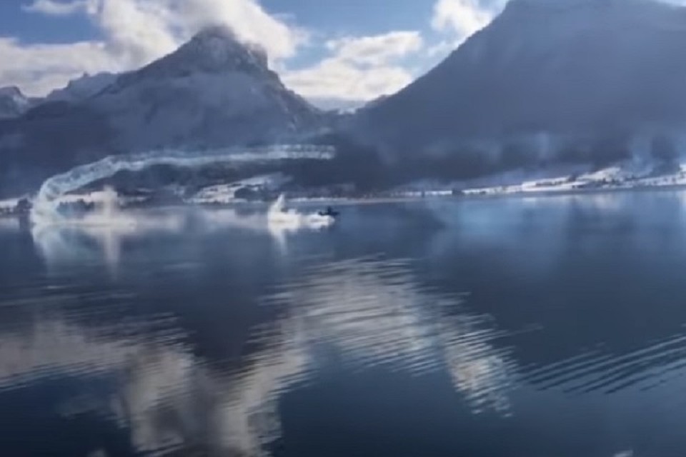 На авиашоу самолет упал в озеро. ФОТО: стоп-кадр с видео