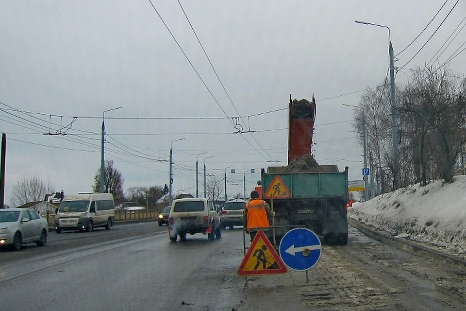Также рабочие засыпали опасные выбоины.