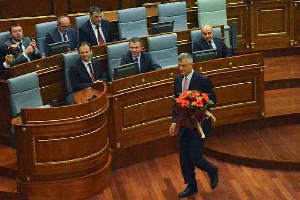 Лидер Демократической партии Косово Хашим Тачипринимает поздравления с избранием президентом республики Косово