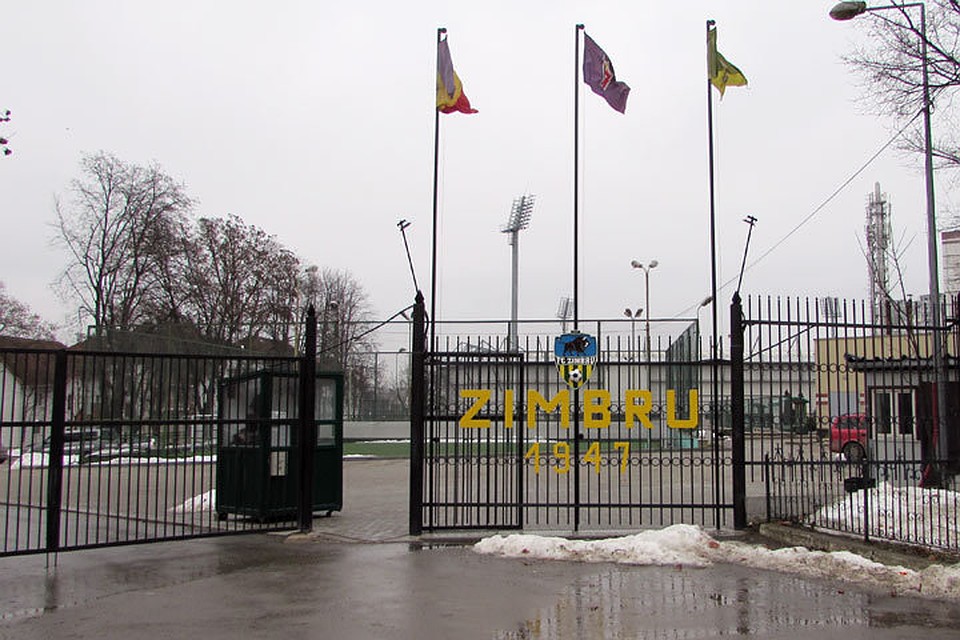 У стадиона «Зимбру» было холодно, стыло, ветрено и мрачно.