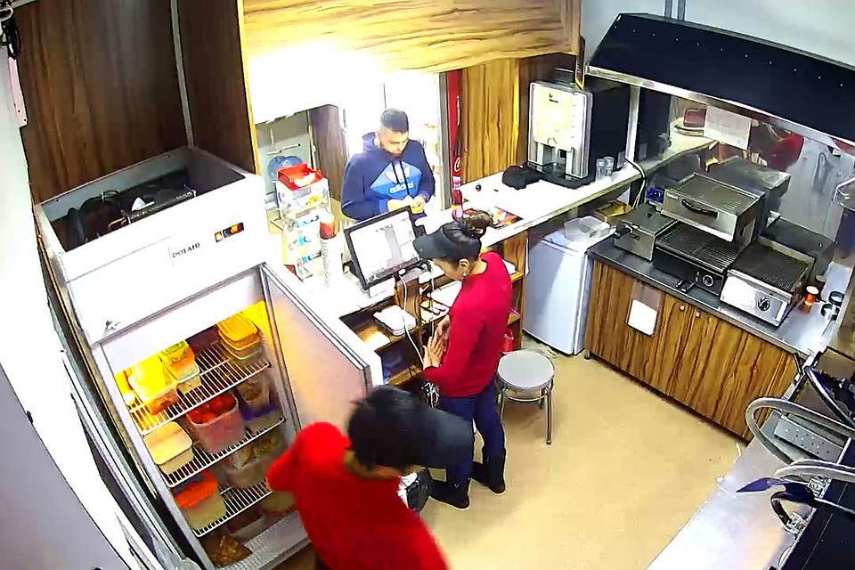 Новосибирец узнал себя на видео и пришел в полицию с повинной. Стоп-кадр с видео МВД по Новосибирской области.