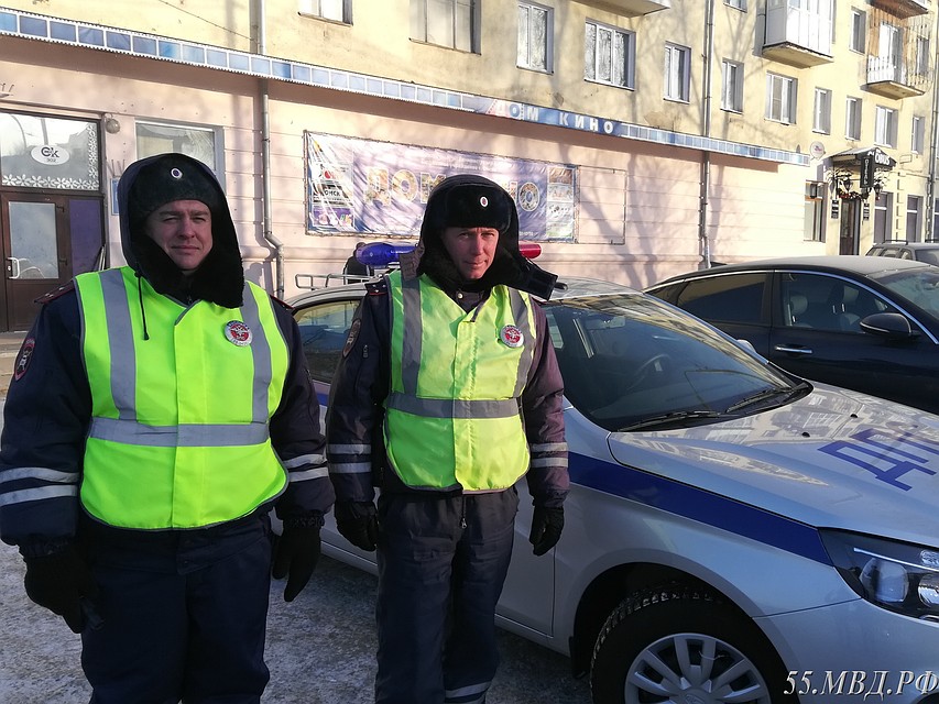 Омские инспекторы спасли из огня машину в центре города