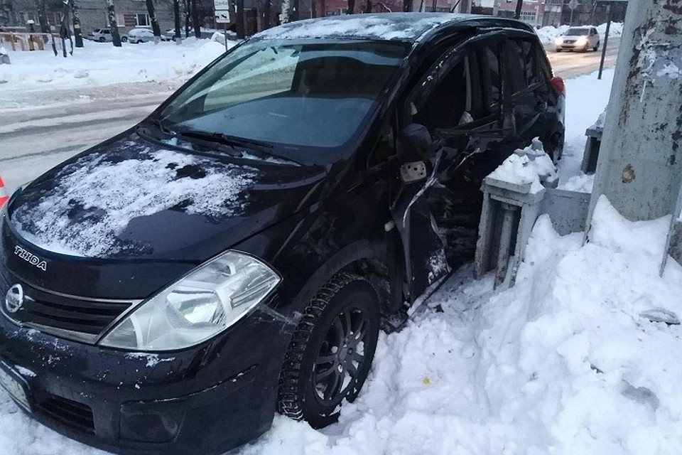 "Ниссан" врезался в опору теплотрассы