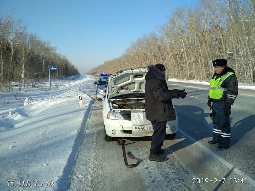 На трассе под Омском гаишники спасли замерзавшего водителя с женой