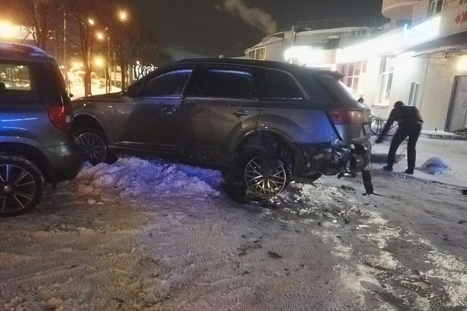 Взорвавшаяся покрышка разбила окно на шестом этаже дома. Фото: vk.com/spb_today