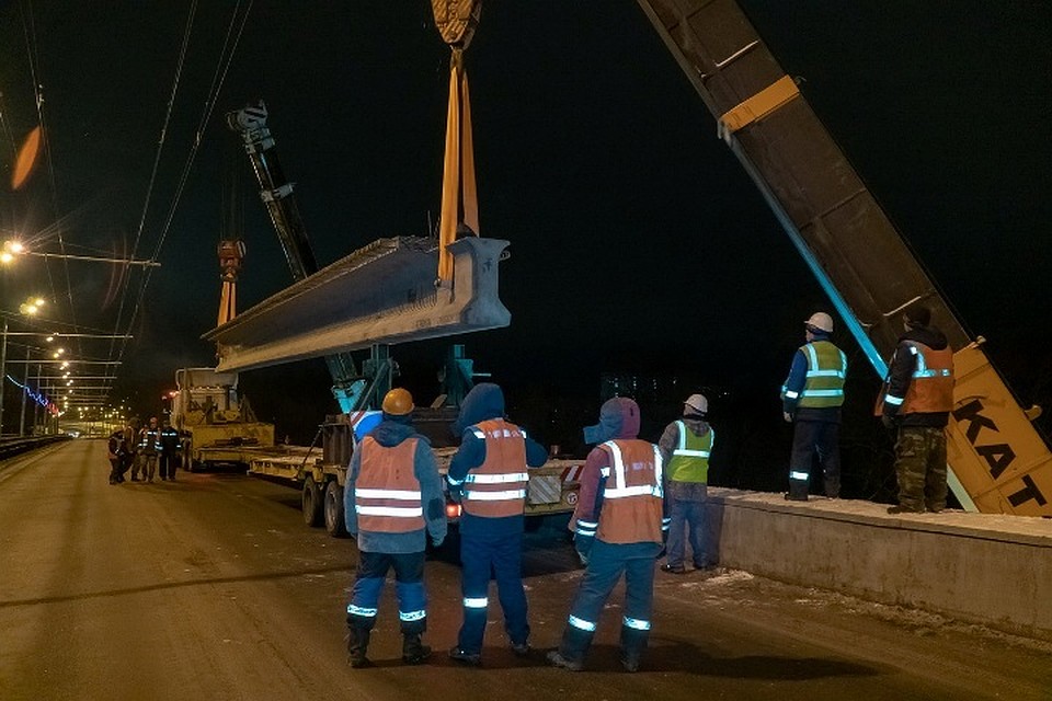 Первые шесть балок привезли накануне по железной дороге.