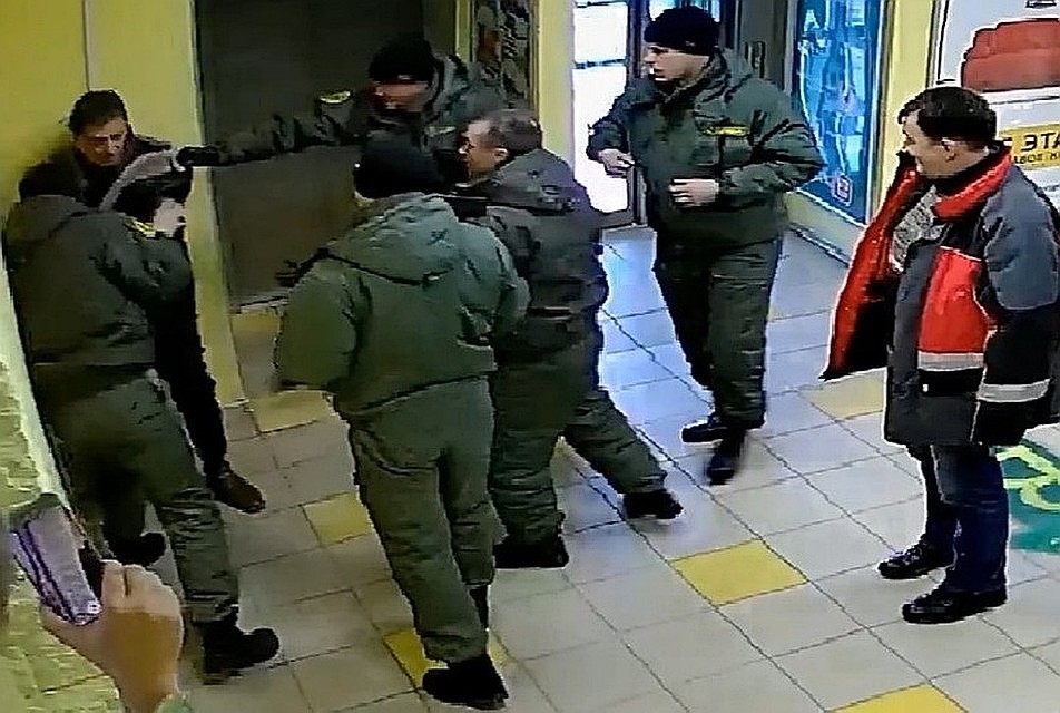 Мужчину избивали шесть "чоповцев". Фото: скрин с видео